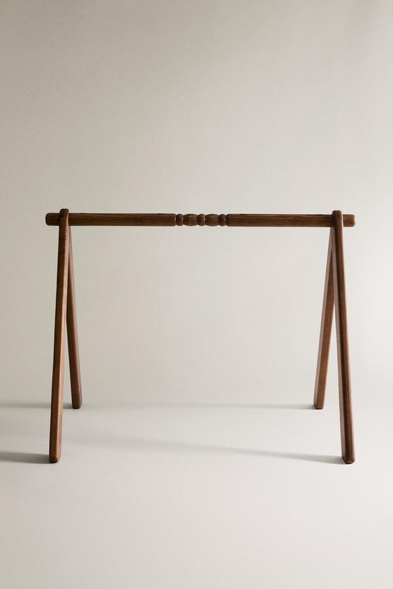 PORTIQUE D'ACTIVITÉS BÉBÉ EN BOIS DE FRÊNE - Marron foncé de Zara - Image 0