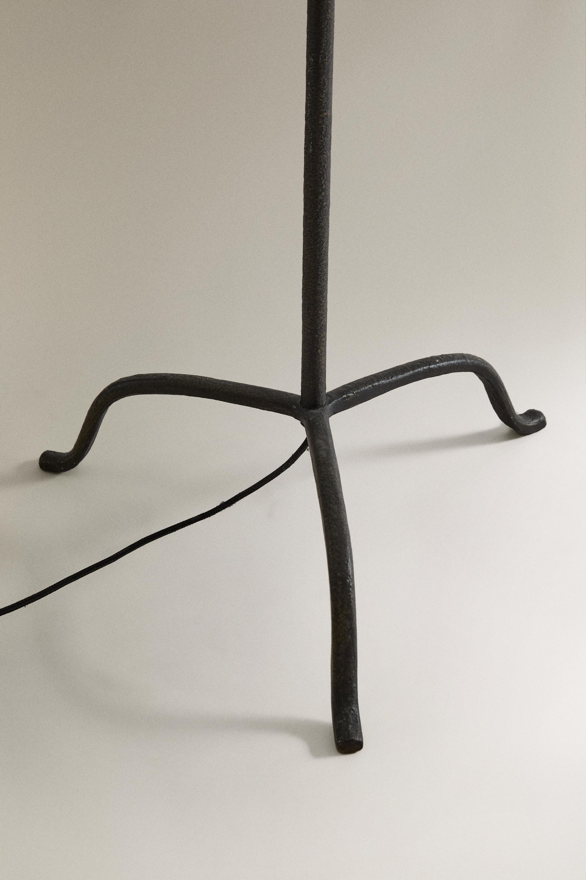 TRIPOD BASE FLOOR LAMP
