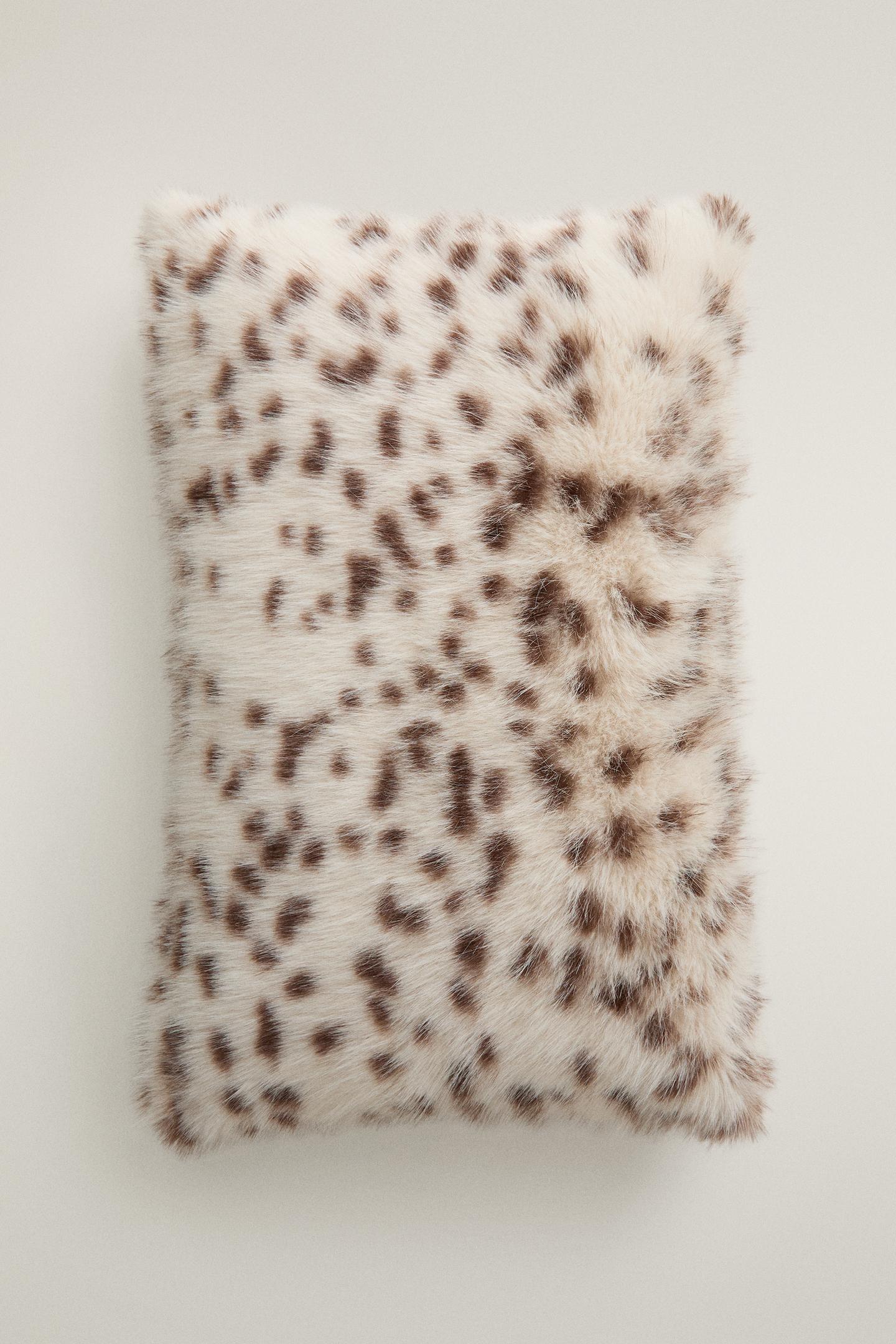 Подушка Zara Long Fur Animal Print Throw Pillow Cover, цвет: Леопардовый — фото 3