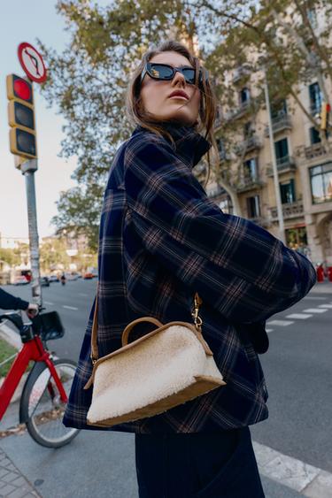 حقيبة طويلة بفرو صناعي - بيج الخاص بـ Zara