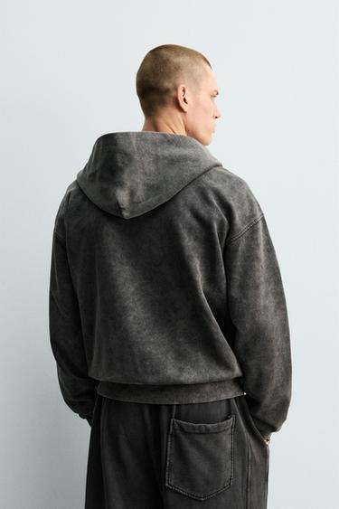 ТОЛСТОВКА С ЭФФЕКТОМ ПОТЕРТОСТИ НА МОЛНИИ С КАПЮШОНОМ — ТЕМНЫЙ АНТРАЦИТ от Zara