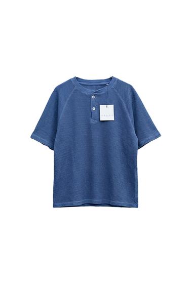 STORIESZ - MAJICA Z OKROGLIM OVRATNIKOM IN VAFELJ POTISKOM - Modra od Zare