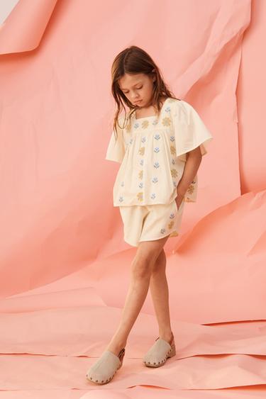 BLUSA BORDADOS FLORES PUNTO DE CRUZ LIMITED EDITION - Crema de Zara - Imagen 0