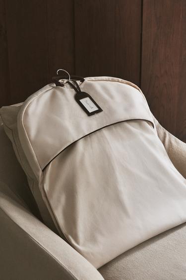 PORTATRAJES VIAJE DETALLE PIEL - Crudo de Zara