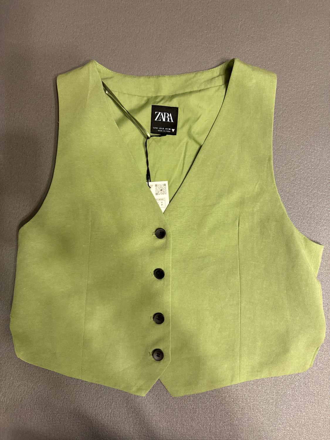 VEST WITH SLITS
