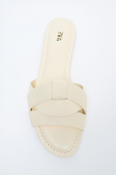 クロスストラップフラットレザーサンダルエクリュZaraのクロスストラップフラットレザーサンダル - エクリュ 