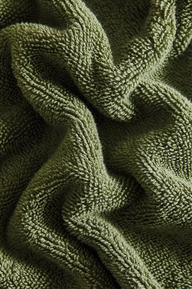 BATH TOWEL WITH COLOURED TOPSTITCHING - mid khaki by Zara