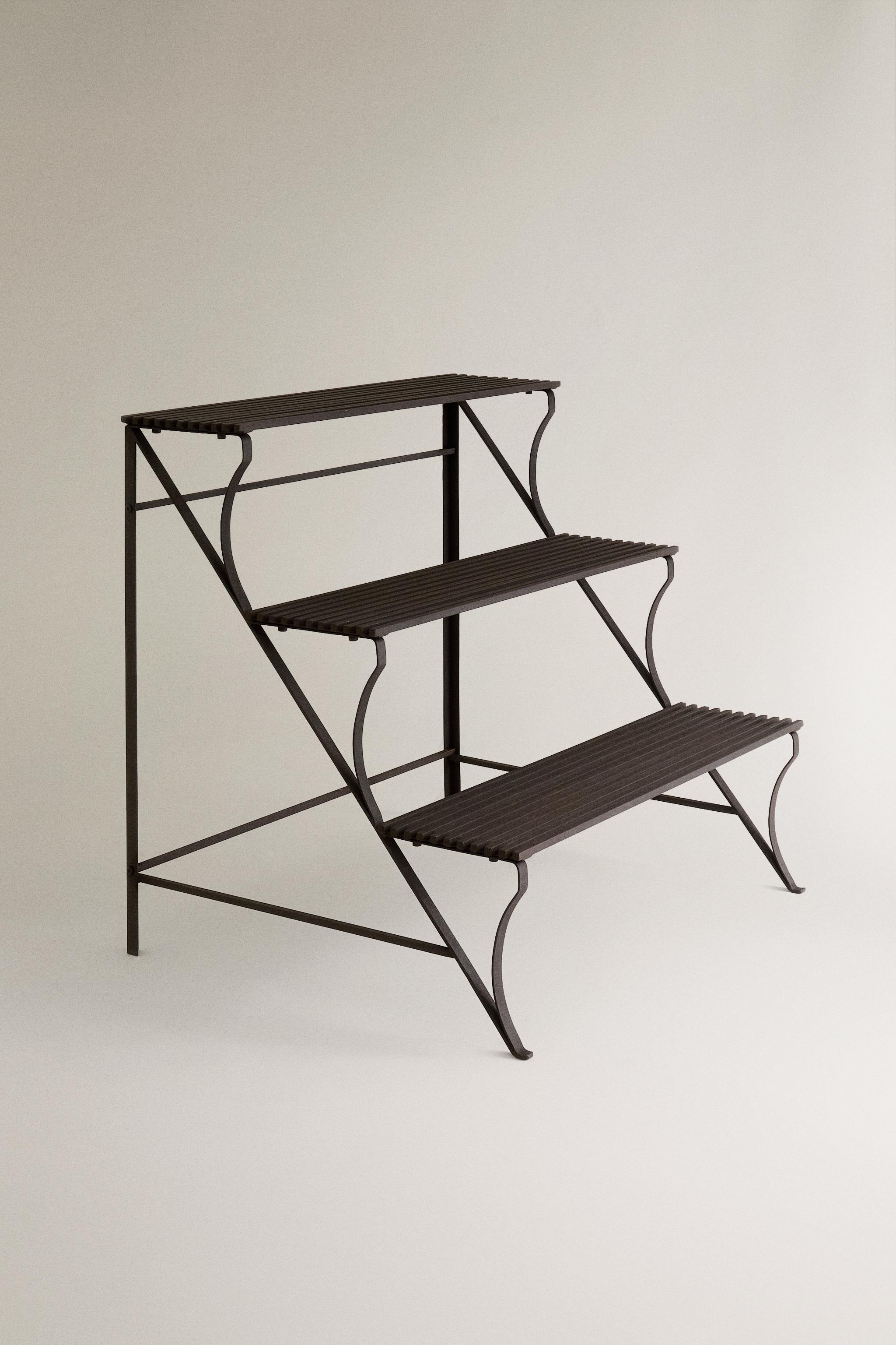 STORAGE UNIT WITH SHELVES