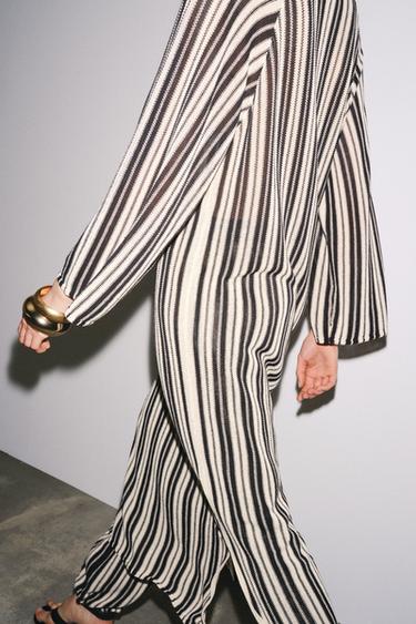 GESTREIFTES STRICKKLEID MIT LEINEN - Cremefarben / Schwarz von Zara