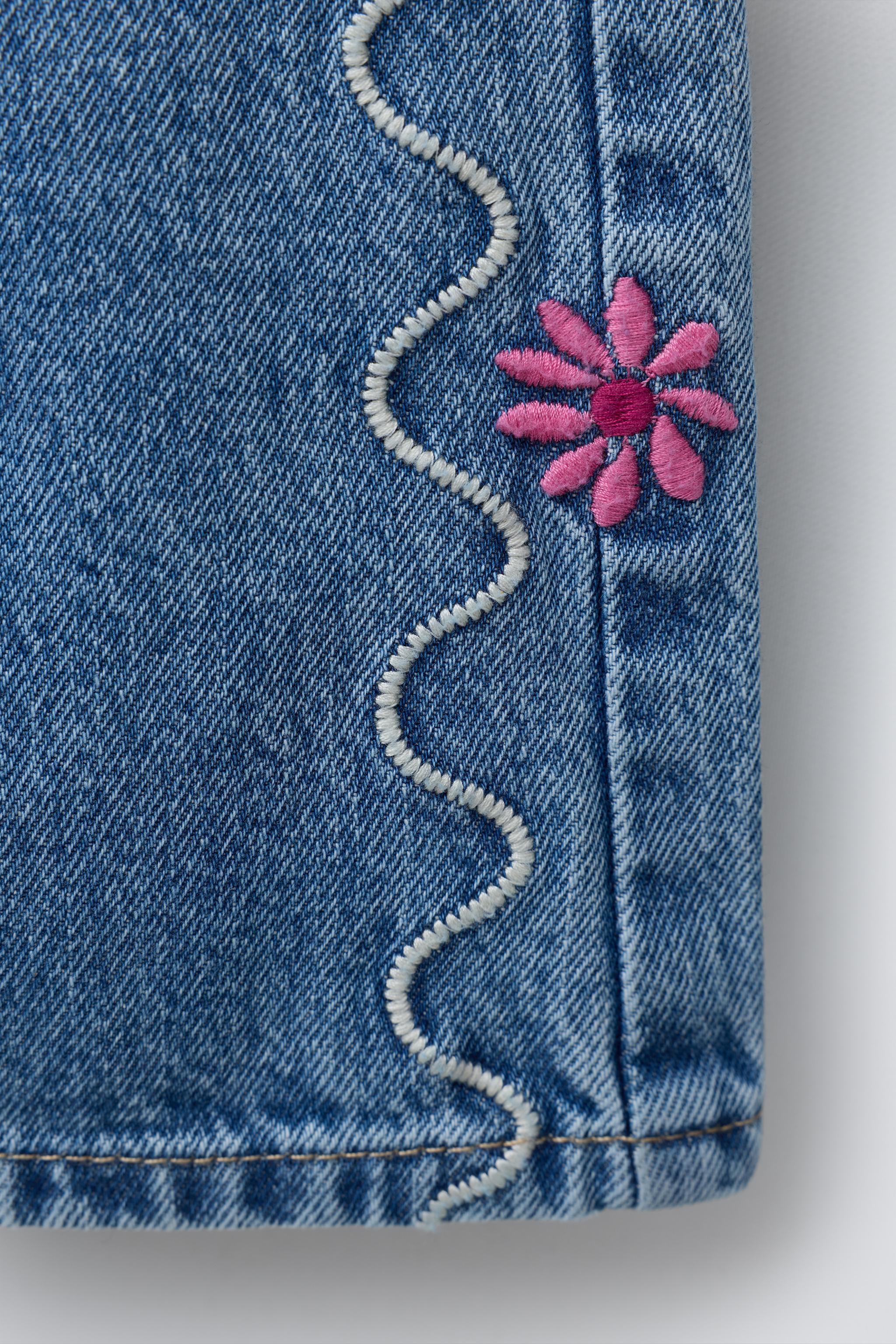 SALOPETTE EN DENIM BRODÉE ONDULINE ET FLEURS