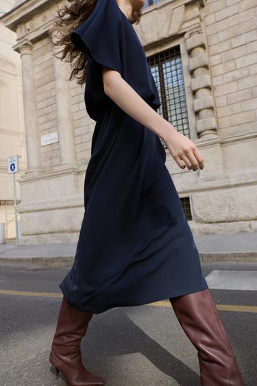 ROBE MIDI MANCHES DESCENDUES PINCES - Bleu marine de Zara - Image 6