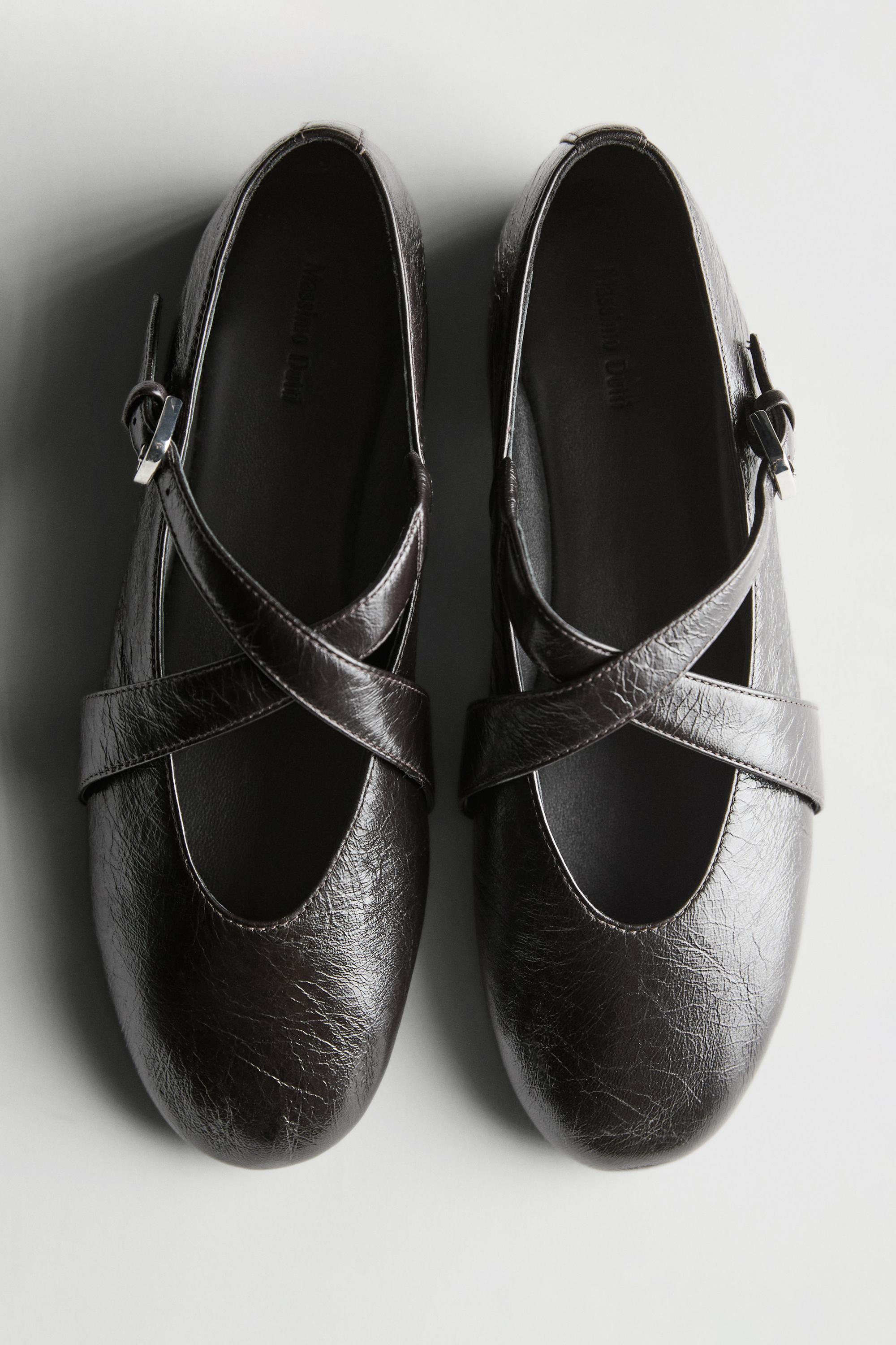 Ballerines à brides croisées avec boucle