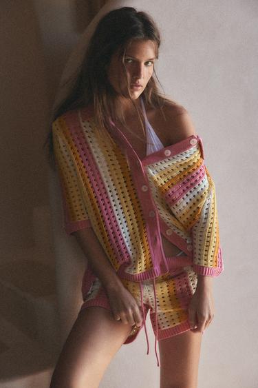 STRICKSHORTS MIT LOCHMUSTER UND STREIFEN - Bunt von Zara