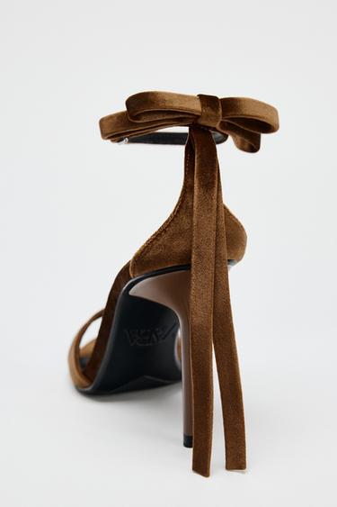 SANDALIA TACÓN EFECTO TERCIOPELO - Ocre de Zara