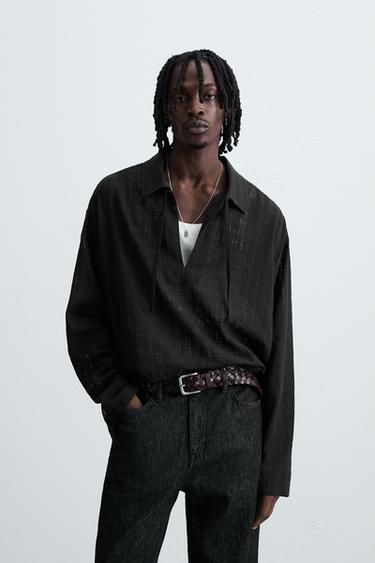 قميص بولو هيكلي نصف شفافة - أسود الخاص بـ Zara