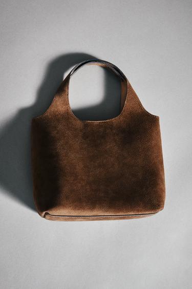 Pohled zepředu na hnědou mini shopper kabelku s dvojitým uchem.