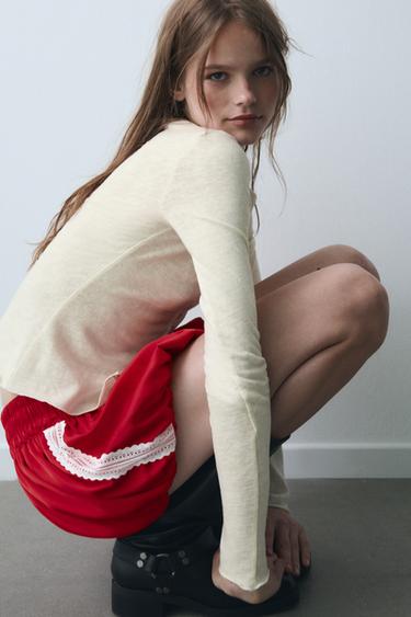 SHORTS GLOBO SATINADOS ENCAJE - Rojo de Zara - Imagen 0