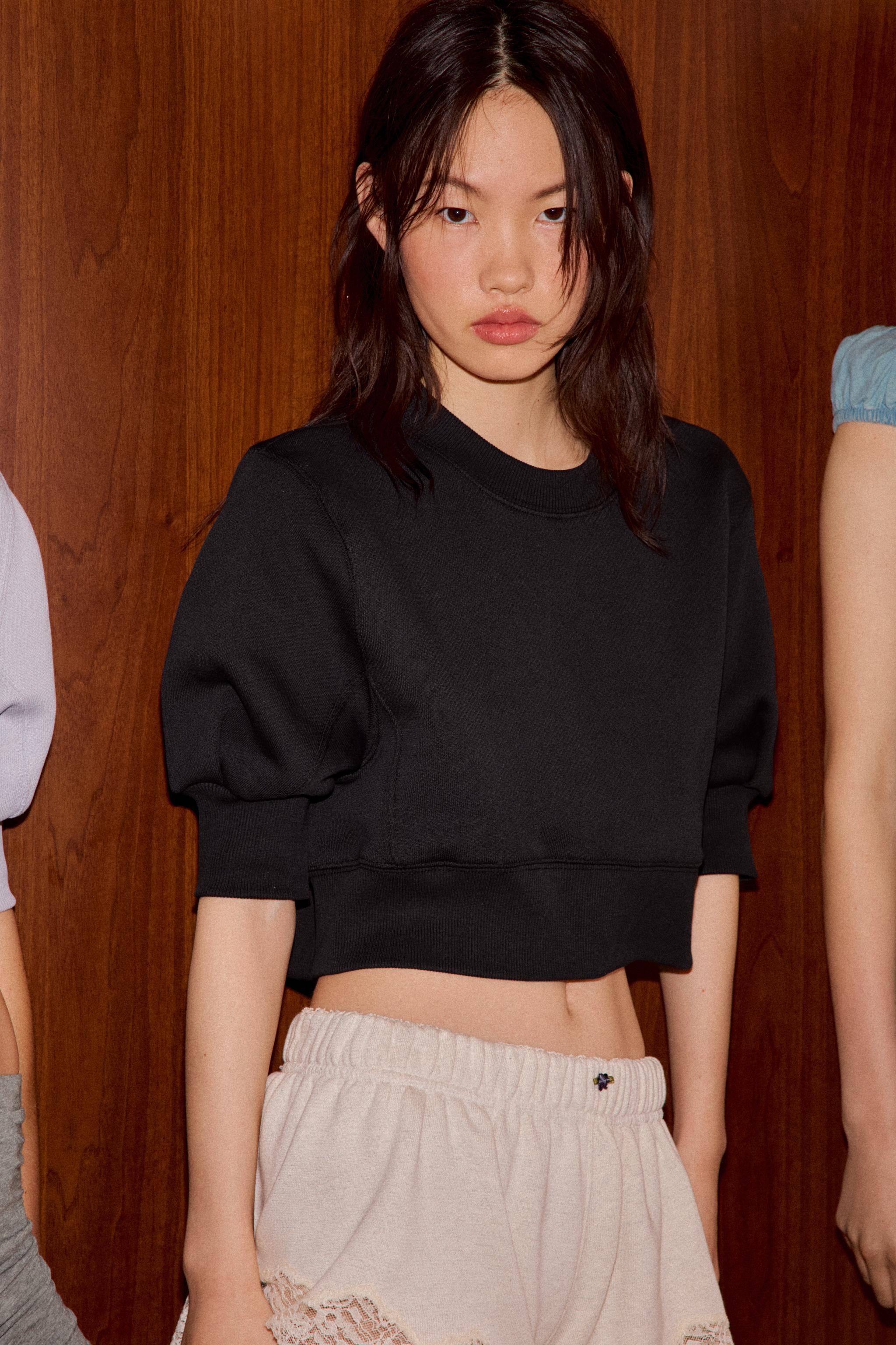 VOLUME CROPPED SWEATSHIRT — Black