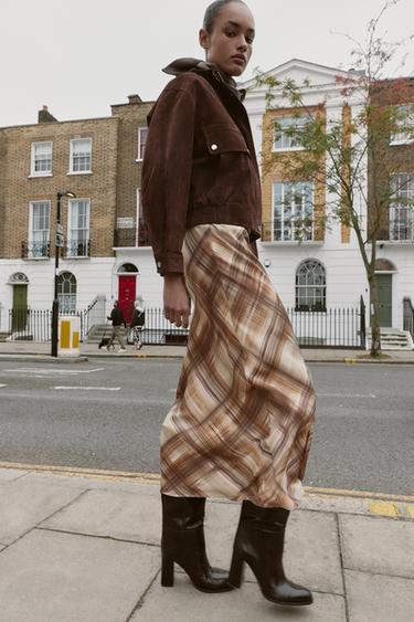 تنورة ميدي ساتان - بيج-بني الخاص بـ Zara