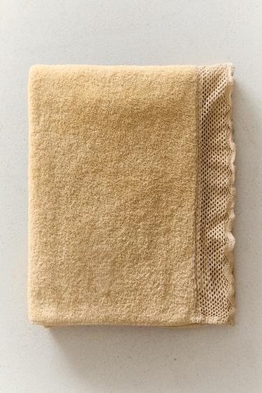 BATH TOWEL WITH LACE TRIM — camel 1
