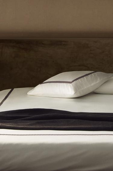 GEOMETRIC EMBROIDERED SATEEN DUVET COVER - Burgundy by Zara