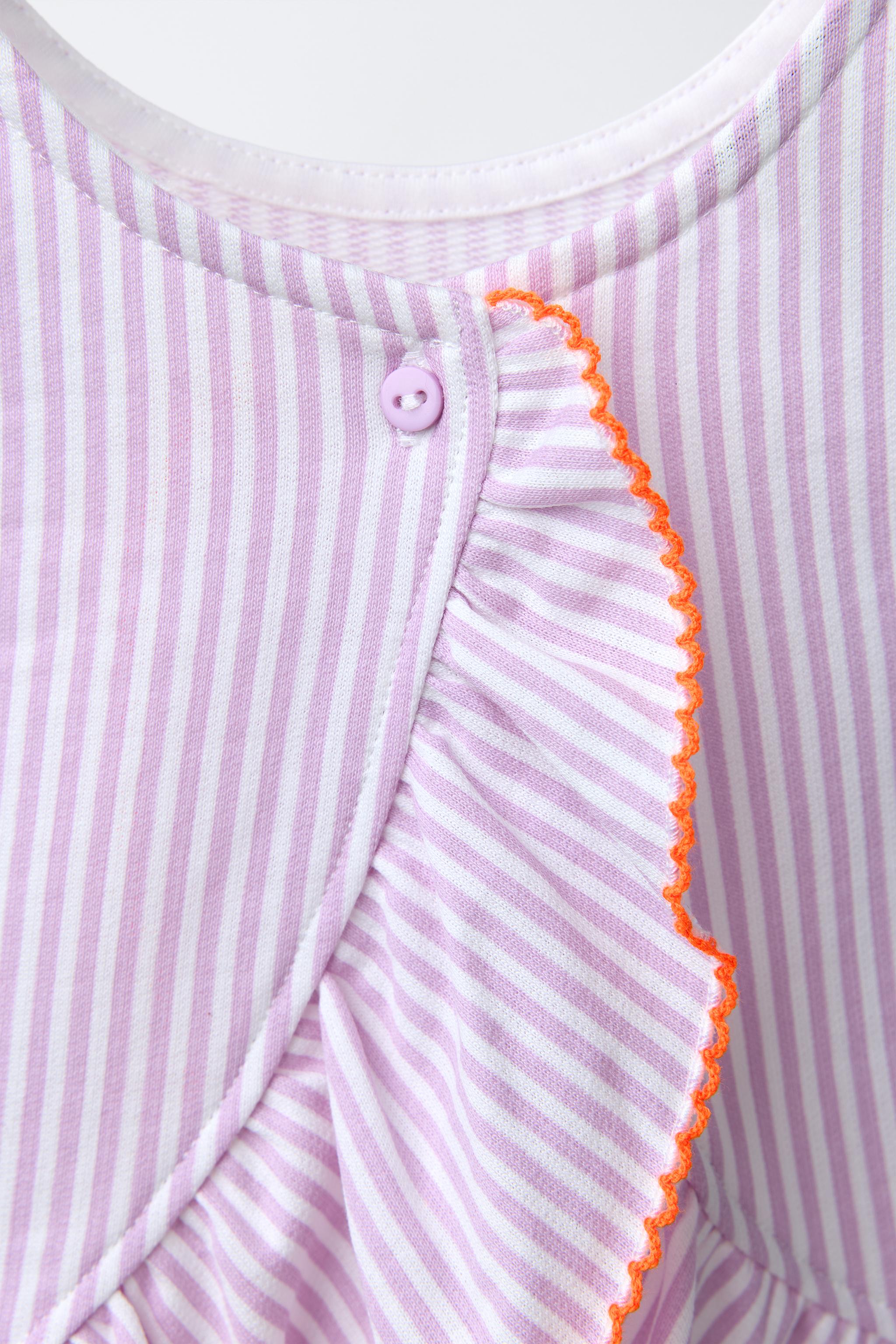 T-SHIRT À RAYURES AVEC PÉPLUM ET BIAIS EN CONTRASTE