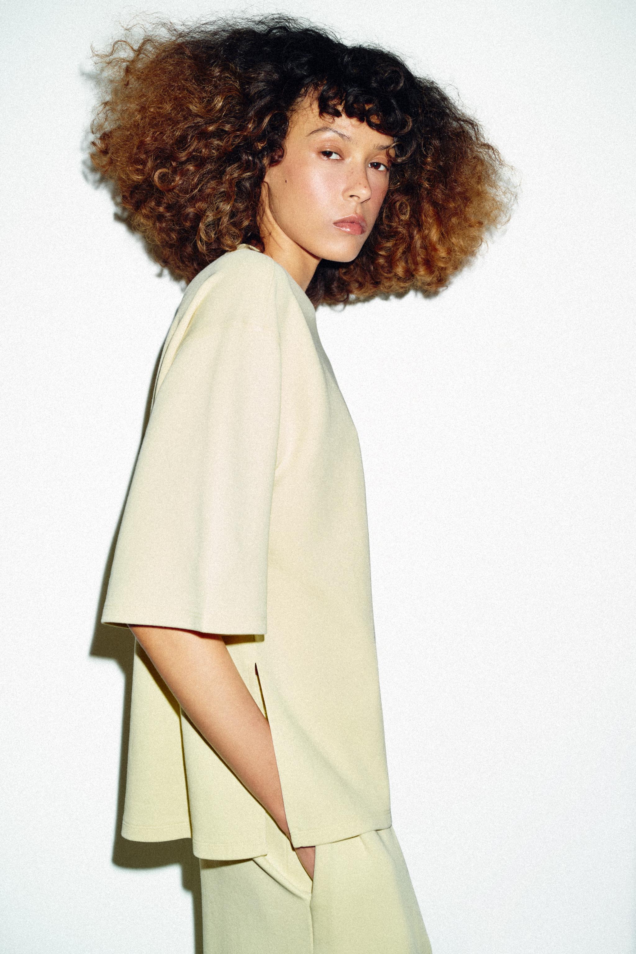 INTERLOCK SLIT T-SHIRT