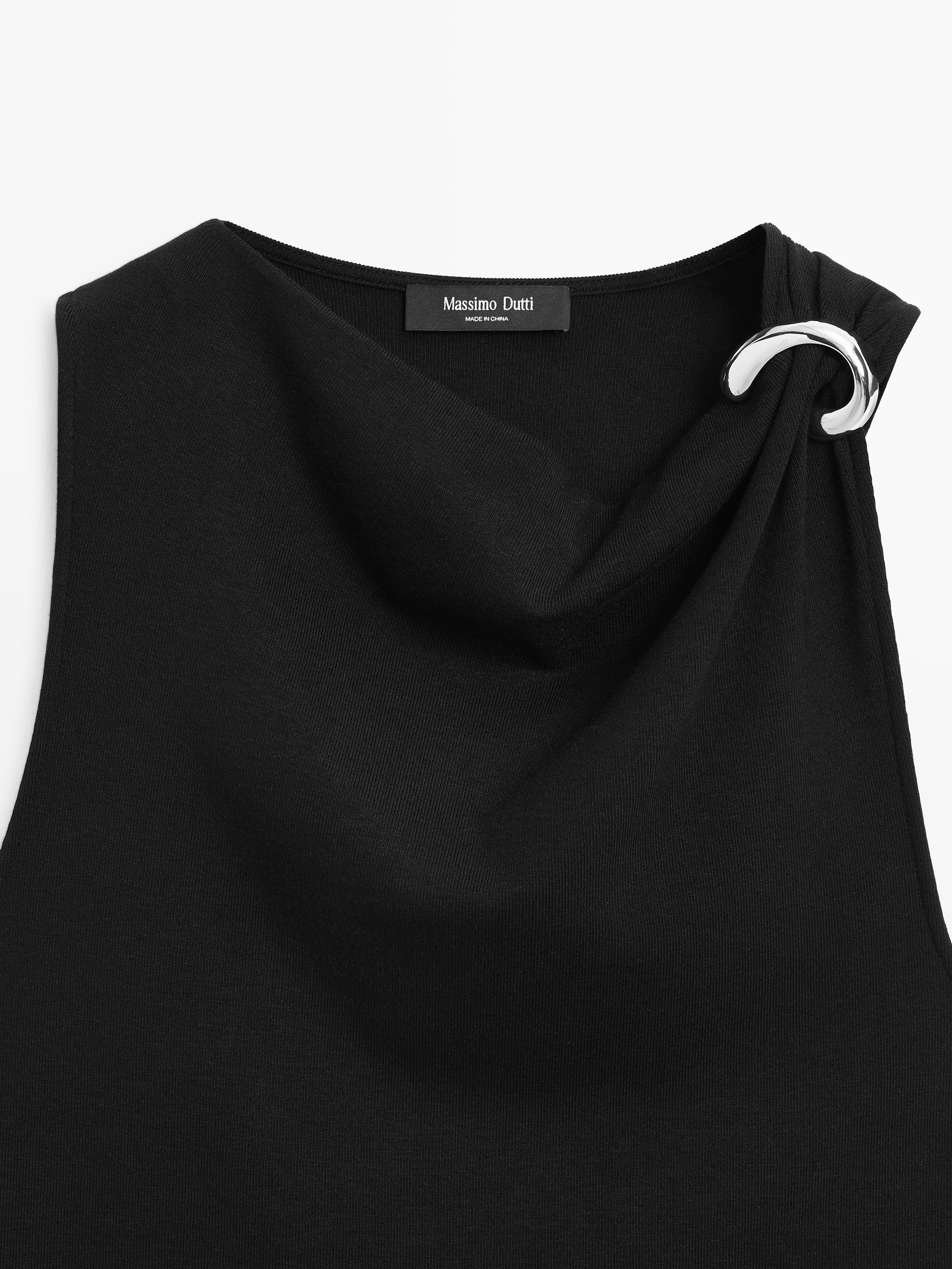 Top à encolure drapée et broche