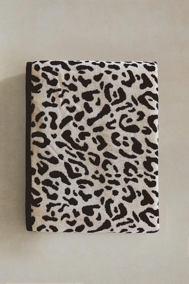 ANIMAL PRINT VELOUR BATH TOWEL - Sand / Black by Zara