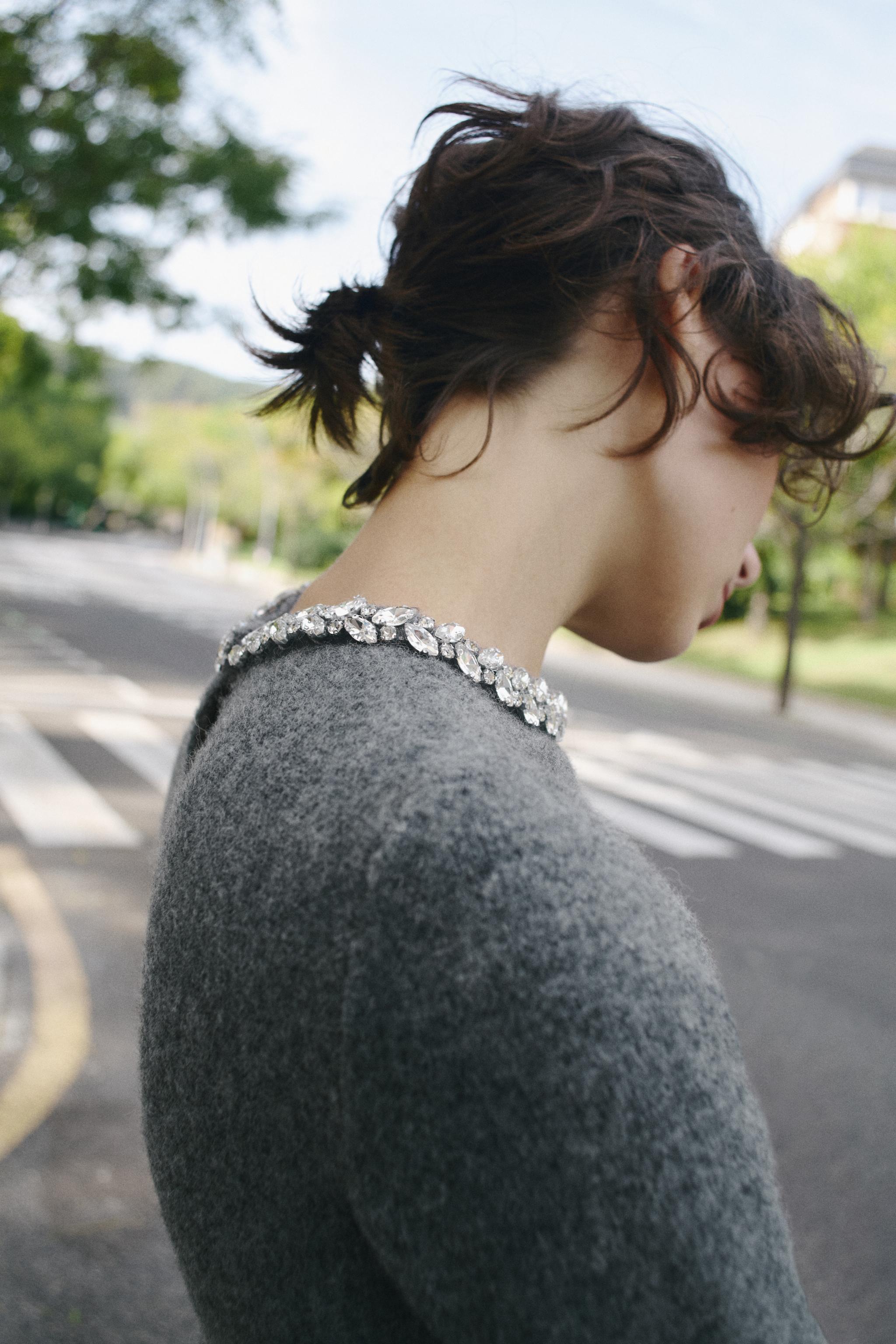 PULL EN MAILLE À COL BIJOUX
