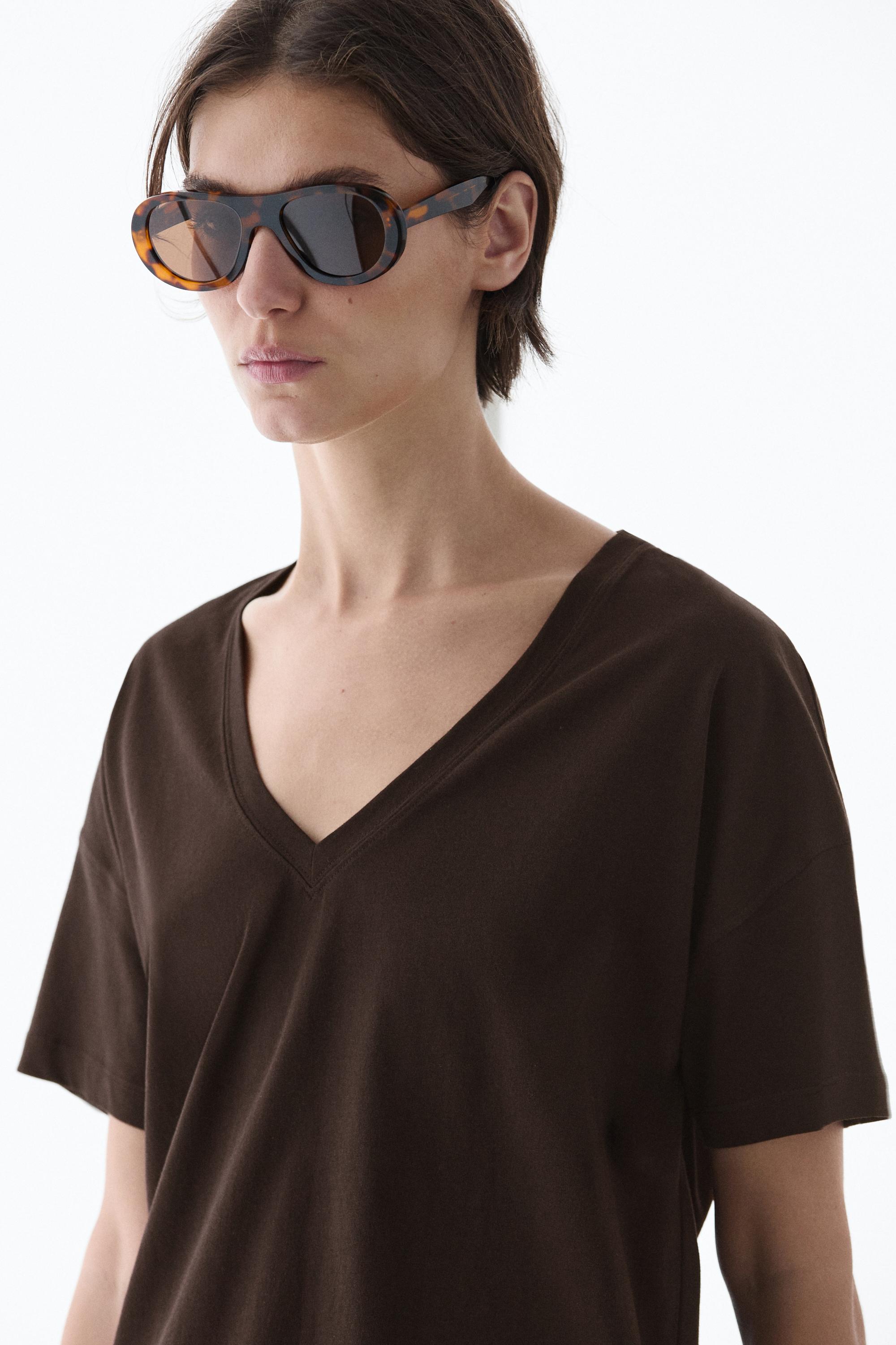Flowing cropped fit V-neck T-shirt