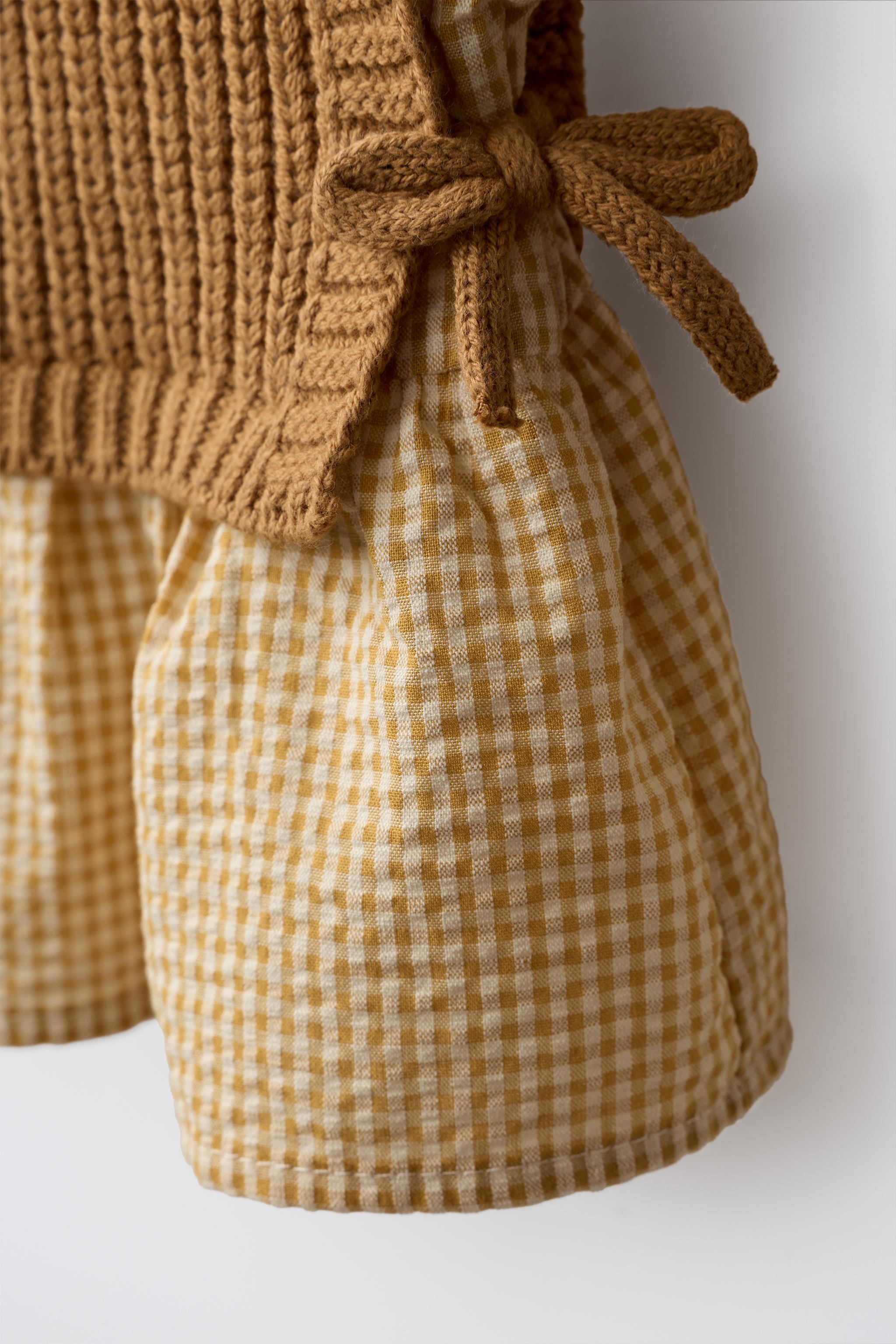 GILET EN MAILLE COMBINÉ À UNE CHEMISE BRODÉE