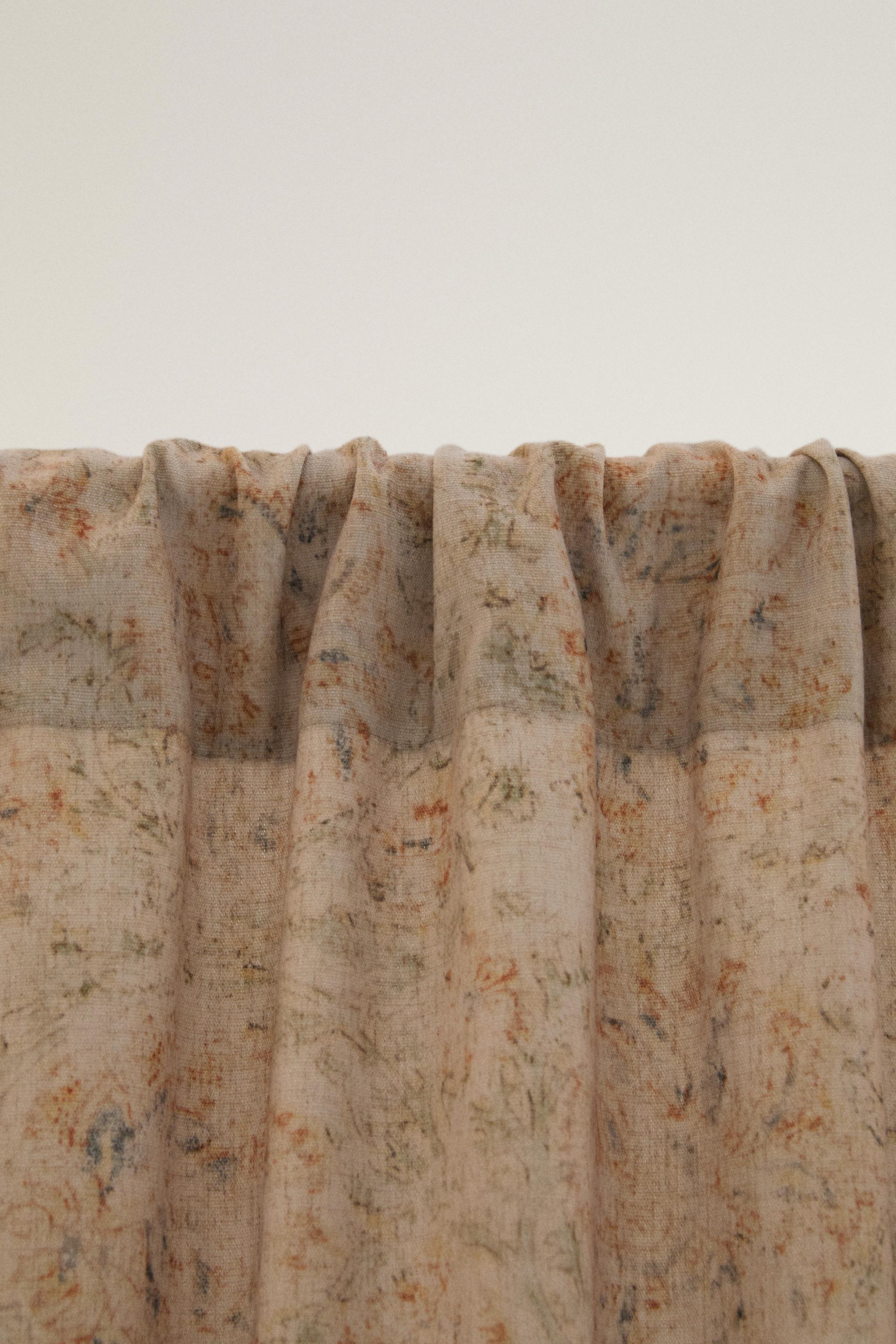 FLORAL CURTAIN WITH MEDIUM FILTRATION
