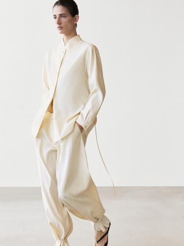 Pantalón fluido barrel fit - Crudo de Zara