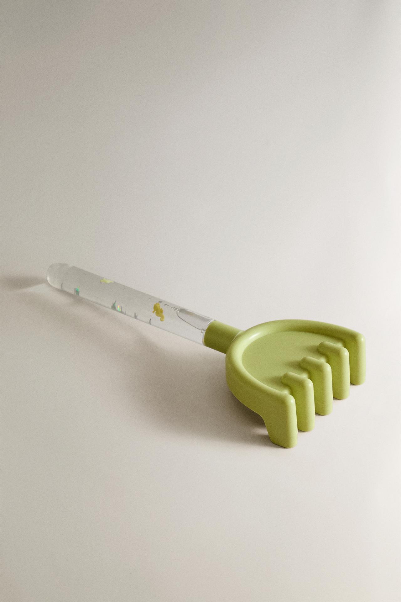 KIDS' GLITTER BEACH RAKE TOY — Multicolored