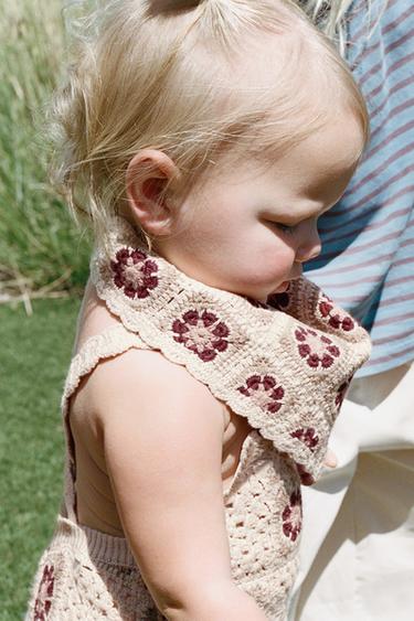 KNIT DUNGAREES WITH FLORAL CROCHET - Light beige by Zara