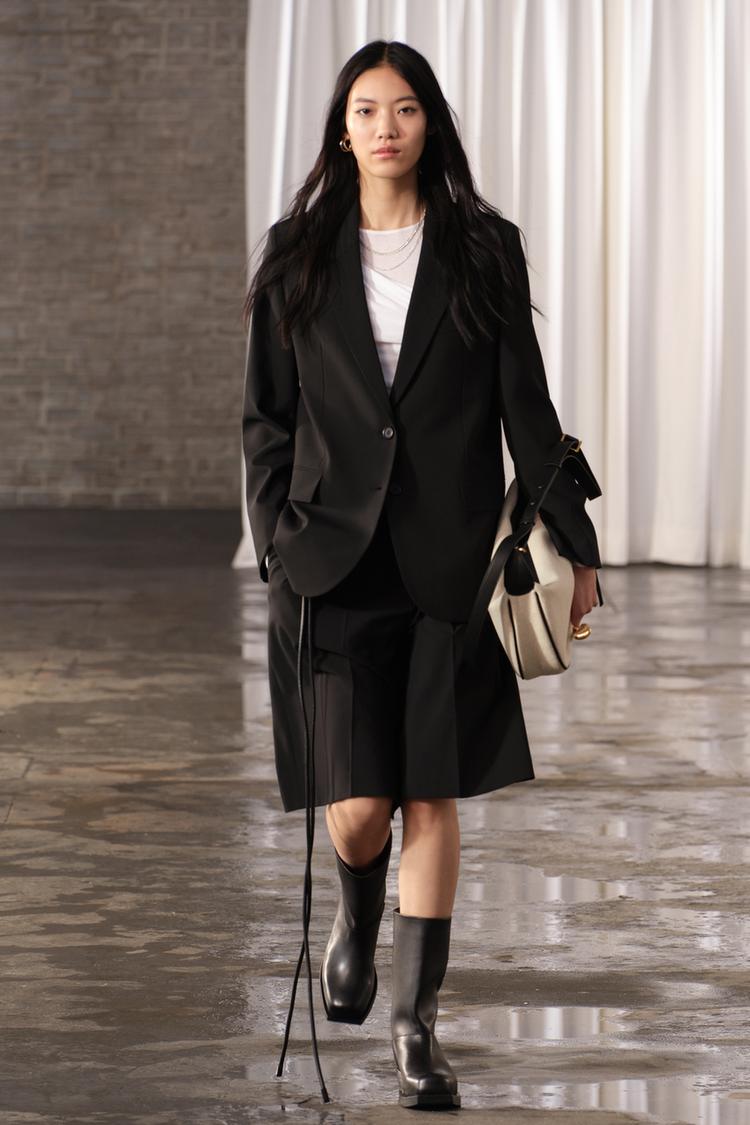 Keng dumbali fotosuratlar bilan jingalak xotinlar