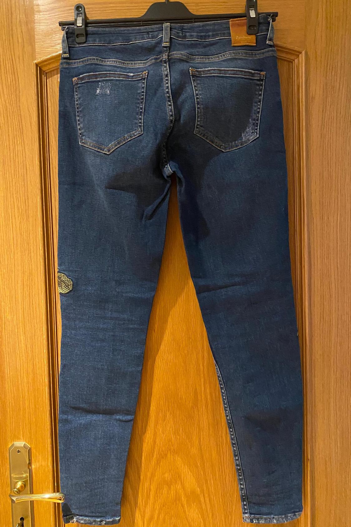 MID-RISE JEANS WITH FLORAL EMBROIDERY - Image 2