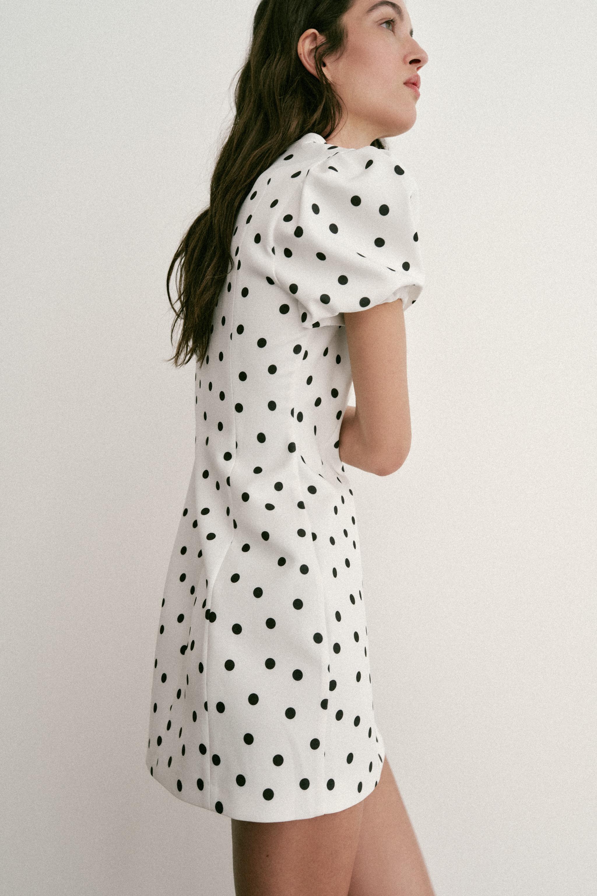 ROBE COURTE À MANCHES BOUFFANTES