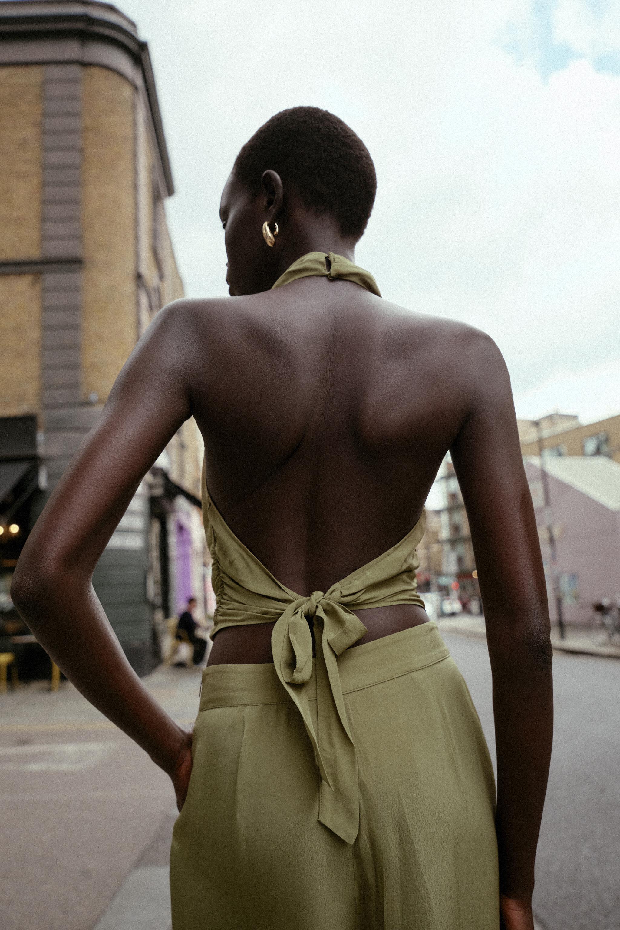 HALTER TOP GOLD HARDWARE TIE BACK - Light khaki | ZARA