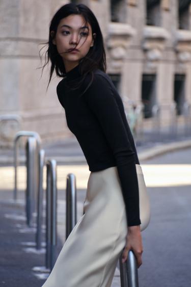 تيشرت بياقة عالية - أسود الخاص بـ Zara