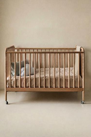 سرير أطفال خشب منقوش بعجلات - بيج فاتح الخاص بـ Zara