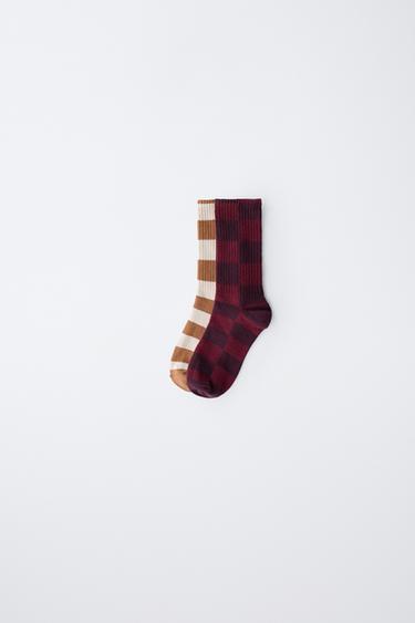 PACK DOS CALCETINES LARGOS CUADRO DAMERO - burdeos/crudo de Zara