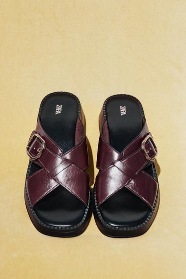 SANDALIA PIEL HEBILLA - Rojo Burdeos de Zara - Imagen 0