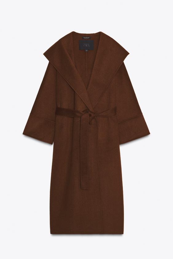 Pohled zep�edu na hn�d� dlouh� kab�t se ��lov�m l�mcem, dlouh�mi ruk�vy a nastaviteln�m p�skem. Viditeln� p�edn� kapsy.