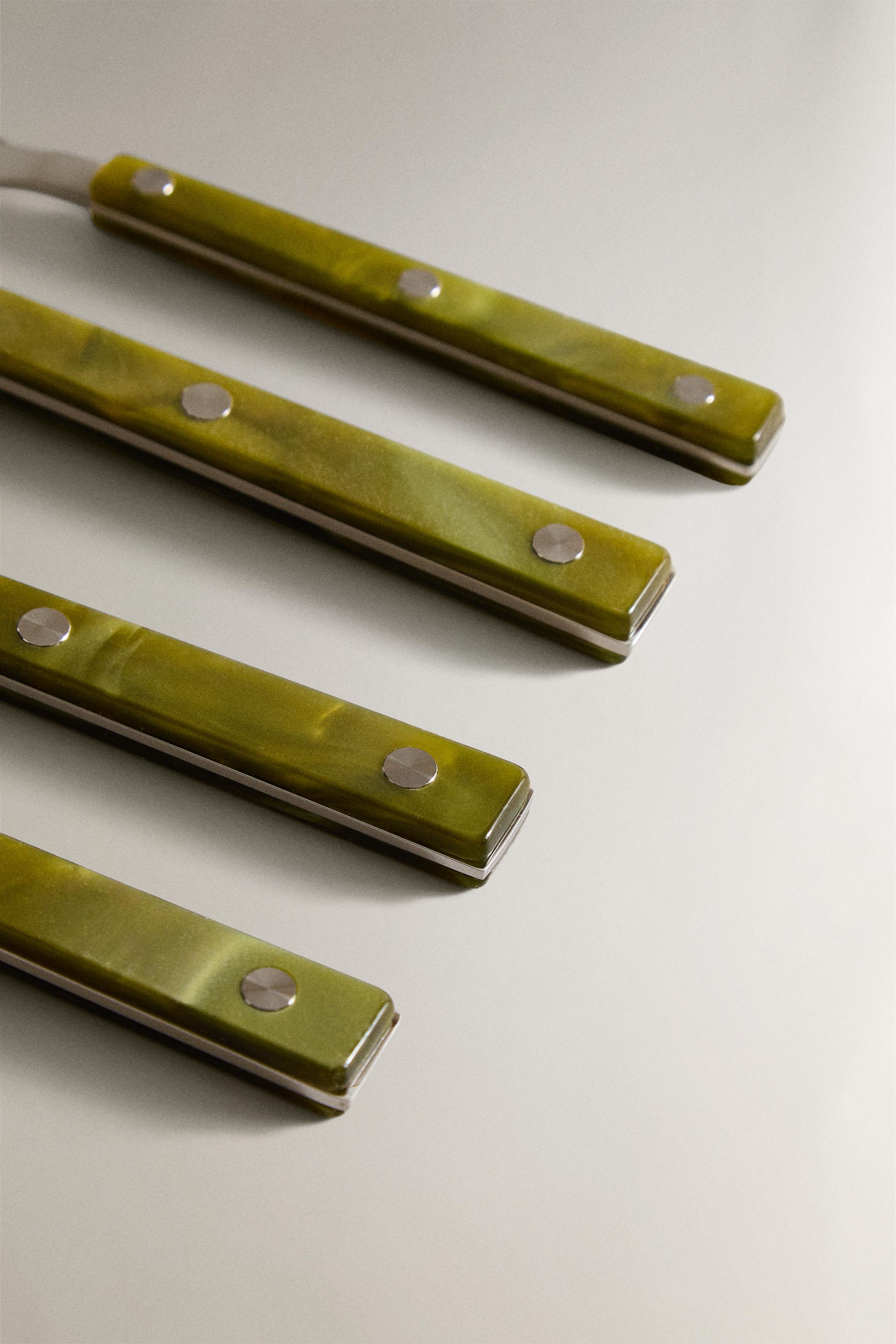 4-PIECE CUTLERY SET WITH ACRYLIC HANDLE