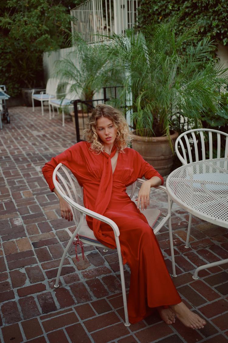 SATIJNEN JURK MET SIERZAKDOEK EN VLEERMUISMOUWEN Rood ZARA