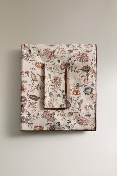 OBRUS W KWIATOWY WZÓR Z OZDOBNYM STEBNOWANIEM - Brązowy / Popielaty Zara