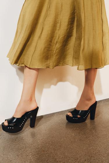 SANDALIAS DE TACÓN CON TACHAS
