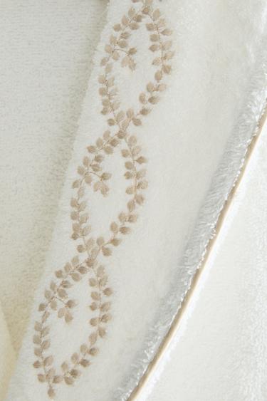 DRESSING GOWN WITH PLANT EMBROIDERY - أبيض مكسور الخاص بـ Zara